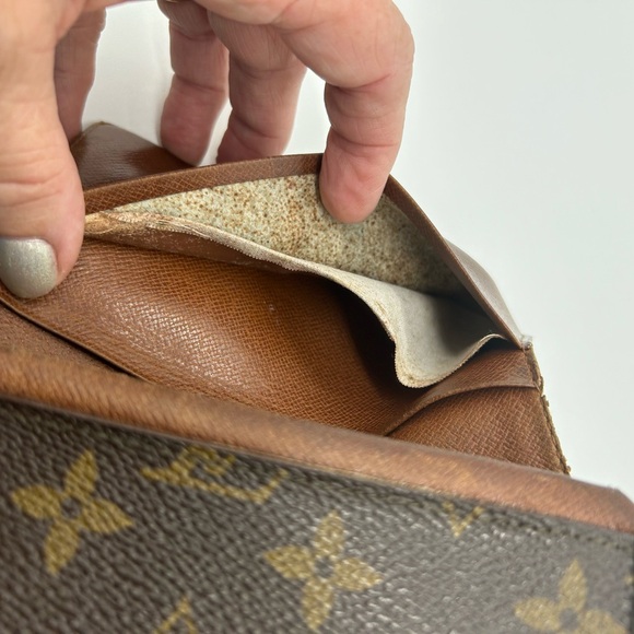 Louis Vuitton wallet with zipper and snap - Picture 8 of 10